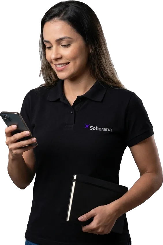 Profissional limpando um corrimão, com luvas e a logo da Soberana no uniforme preto.